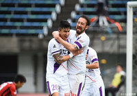 右からのクロスに田中 マルクス闘莉王（京都）が相手DFの前に入って頭で合わせ追加点を奪う！闘莉王は81分にも追加点を挙げた【明治安田Ｊ２ 第35節 熊本vs京都】