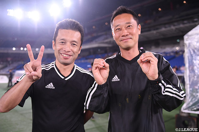 東城 穣主審（右）がＪリーグ史上9人目となる「Ｊ１通算主審200試合」を達成！試合前にはセレモニーも行われました【明治安田Ｊ１ 第29節 横浜FMvs札幌】