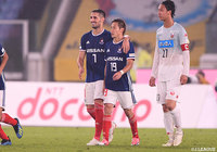 前半42分、左からのグラウンダーのパスをウーゴ ヴィエイラ(#7)が押し込み、横浜FMが前半のうちに逆転に成功!【明治安田J1 第29節 横浜FMvs札幌】