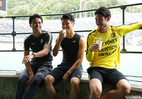 試合前には元柏の工藤 壮人が大谷 秀和と鈴木 大輔と談笑する場面も【明治安田Ｊ１ 第29節 広島vs柏】