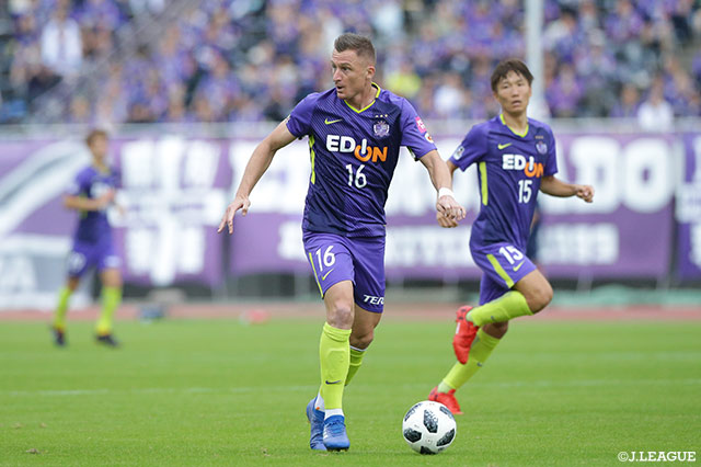 得点を奪いたい広島は66分に、ベサルト ベリーシャを投入【明治安田Ｊ１ 第29節 広島vs柏】