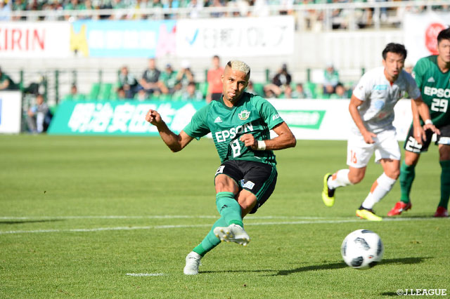 PKのチャンスにキッカーはセルジーニョ（松本）。グラウンダーのシュートはGK岡本 昌弘（愛媛）のファインセーブに合い、松本が絶好機を逃す【明治安田Ｊ２ 第36節 松本vs愛媛】