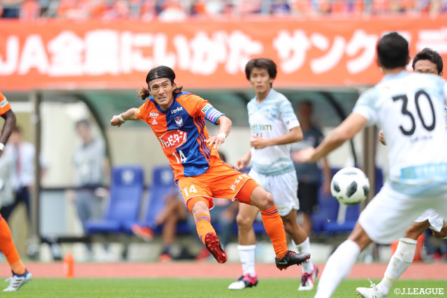 田中 達也がペナルティエリア手前から右足を振り抜く！これが決まりホームの新潟が貴重な追加点を挙げる！【明治安田Ｊ２ 第36節 新潟vs讃岐】