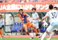 田中 達也がペナルティエリア手前から右足を振り抜く！これが決まりホームの新潟が貴重な追加点を挙げる！【明治安田Ｊ２ 第36節 新潟vs讃岐】