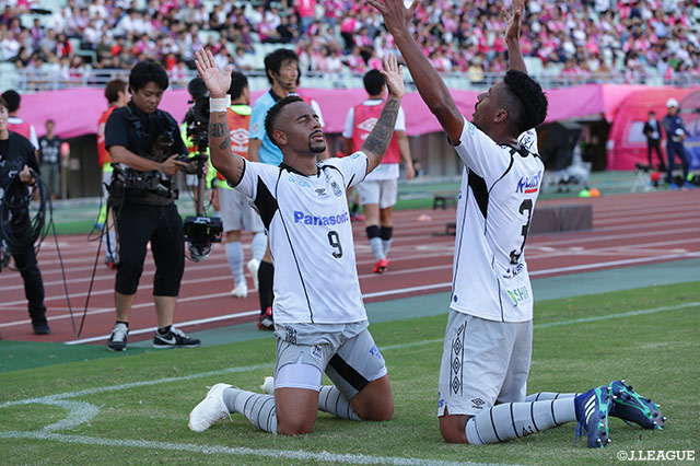 アデミウソンの華麗なループシュートが決まり、Ｇ大阪が前半終了間際にリードを奪う【明治安田Ｊ１ 第29節 Ｃ大阪vsＧ大阪】