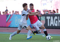 激しくボールを奪い合う一美 和成(G大阪)とオスマル(C大阪)【明治安田J1 第29節 C大阪vsG大阪】