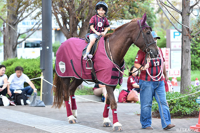 ヴィッセルカラーにおめかししたサラブレットに乗って記念撮影。インスタ映えもばっちり！【明治安田Ｊ１ 第29節 神戸vs長崎】