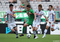 途中出場の林 陵平がドリブル突破を図るも、甲府も2人掛かりで対応する【明治安田J2 第36節 東京Vvs甲府】