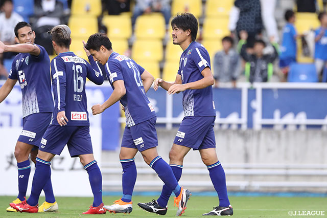 ドゥドゥ（福岡）のピンポイントクロスに城後 寿が頭で合わせ2試合連続ゴールをゲット！【明治安田Ｊ２ 第36節 福岡vs岡山】