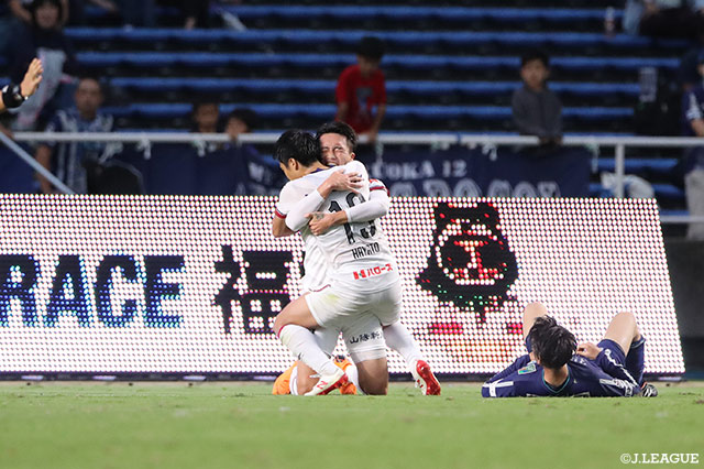 ロングフィードに抜け出したジョン チュングンが強烈なシュートを撃ち抜き、岡山が前半終了間際に同点弾を奪う！【明治安田Ｊ２ 第36節 福岡vs岡山】