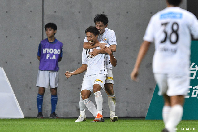 巧みなワンタッチでマーカーを外した澤田 崇が角度のないところからシュート！アウェイの長崎が先制！【明治安田Ｊ１ 第29節 神戸vs長崎】