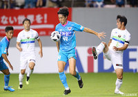 金崎 夢生が強引なドリブルからPAに侵入し自らシュートを放つも、惜しくも枠の左に外れる【明治安田Ｊ１ 第29節 鳥栖vs湘南】