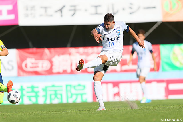 イバ（横浜FC）が得意の左足でシュートを放つ！【明治安田Ｊ２ 第36節 栃木vs横浜FC】