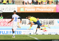 チーム内得点ランキングトップの大黒 将志（栃木）にボールを集めるが、ゴールを奪うことはできなかった【明治安田Ｊ２ 第36節 栃木vs横浜FC】