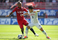 激しいマッチアップをみせるレオ シルバ（鹿島）と阿部 浩之（川崎Ｆ）【明治安田Ｊ１ 第29節 鹿島vs川崎Ｆ】