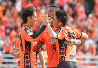 後半26分にオナイウ 阿道(山口/#19)がPA左の角度のない場所からワンタッチで冷静にボールを流し込む!オナイウはシーズンの得点を20に伸ばした【明治安田J2 第36節 山口vs岐阜】