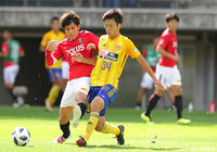 激しい競り合いをみせる柏木 陽介（浦和）と椎橋 慧也（仙台）【明治安田Ｊ１ 第29節 仙台vs浦和】