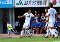 前半終了直前に杉浦 恭平(金沢)が右足を振り抜くと、ボールはゴール左隅に決まって先制に成功!【明治安田J2 第36節 徳島vs金沢】
