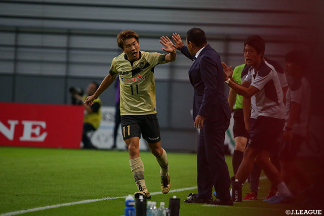 4月28日の名古屋戦以来となるゴールを決めた永井 謙佑（FC東京）が長谷川 健太監督の元に駆け寄りハイタッチ！【明治安田Ｊ１ 第29節 名古屋vsFC東京】