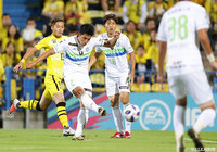 菊地 俊介がPA手前から迷いなく右足を振り抜くと、ボールはDFにわずかに当たってネットに突き刺さり、湘南がすぐさま同点に追いつく!【ルヴァンカップ 準決勝 第1戦 柏vs湘南】