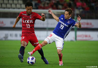 球際で激しく競り合う中村 充孝（鹿島）と仲川 輝人（横浜FM）【ルヴァンカップ 準決勝　第1戦 鹿島vs横浜FM】