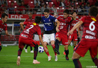 囲まれながらも持ち前のテクニックでボールをキープするウーゴ ヴィエイラ(横浜FM)【ルヴァンカップ 準決勝 第1戦 鹿島vs横浜FM】