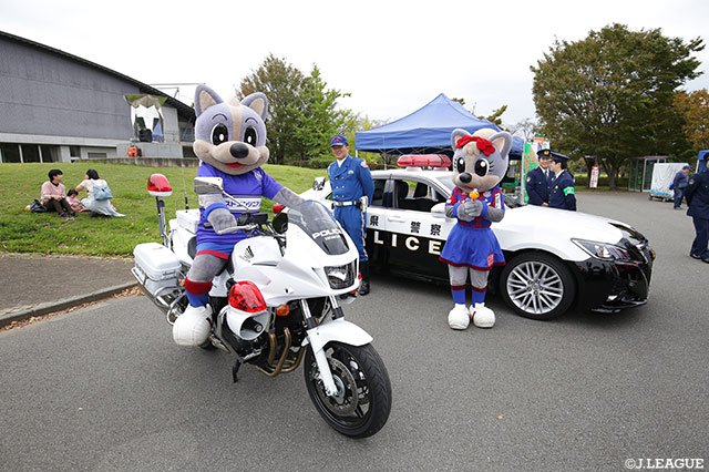 山梨県南甲府警察署ブースでは、本物の「白バイ」や「パトカー」の乗車体験や記念撮影が出来ますよ♪【明治安田Ｊ２ 第37節 甲府vs新潟】