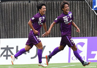 前半45分、味方のスルーパスに反応した遠藤 純輝（藤枝/#28）がドリブルでそのまま持ち上がり、右ポスト直撃の逆転弾を決めた！【明治安田Ｊ３ 第27節 藤枝vsG大23】