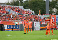 前半23分のFKを大前 元紀が直接決め、ホームの大宮が先制する【明治安田Ｊ２ 第37節 大宮vs栃木】