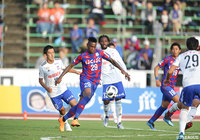 甲府は2試合連続ゴール中のジュニオール バホスにボールを集めるがこの日は不発に終わった【明治安田J2 第37節 甲府vs新潟】