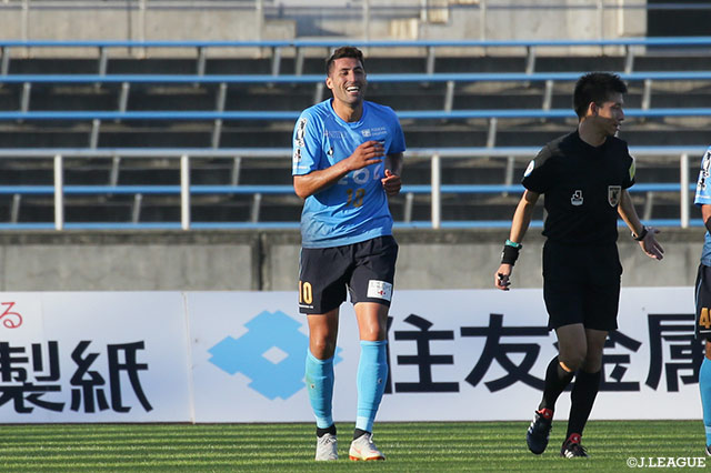 イバ（横浜FC）は相手GKの股を抜くシュートを放ち、追加点を奪う【明治安田Ｊ２ 第37節 愛媛vs横浜FC】