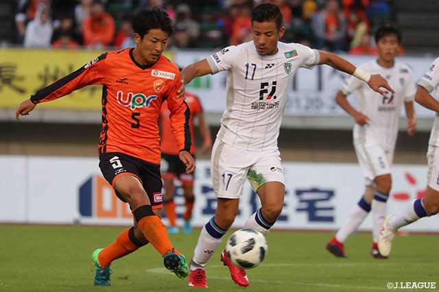 味方のスルーパスに抜け出した松田 力（福岡）がPA中央に進入してGKとの1対1を冷静に流し込み、先制に成功した【明治安田Ｊ２ 第37節 山口vs福岡】