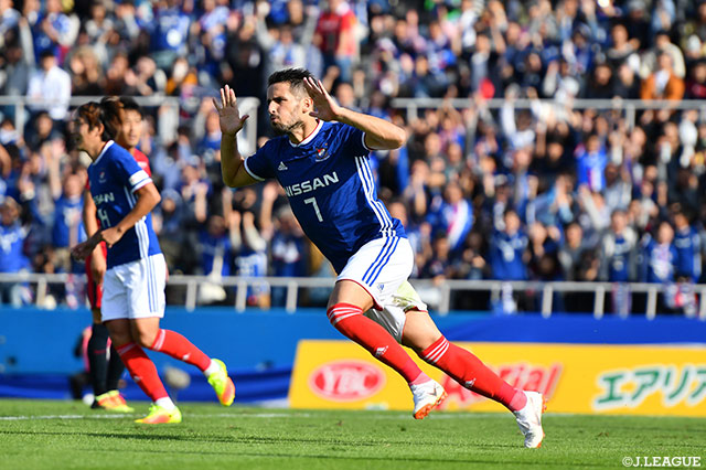 第1戦で決勝ゴールを挙げていたウーゴ ヴィエイラ（横浜FM）がこぼれ球に反応し、右足を振り抜き先制点を獲得！【ルヴァンカップ 準決勝　第2戦 横浜FMvs鹿島】