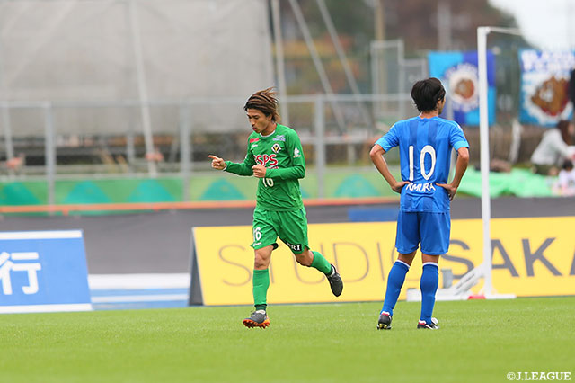 前半42分、佐藤 優平（東京Ｖ）が右足で狙い澄ましたシュートをゴール右に決めて先制点を獲得！【明治安田Ｊ２ 第37節 水戸vs東京Ｖ】