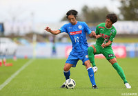 ボールをキープする木村 祐志（水戸）とプレスをかける泉澤 仁（東京Ｖ）【明治安田Ｊ２ 第37節 水戸vs東京Ｖ】