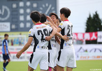 先制ゴールを奪った谷口 海斗(盛岡)の元にチームメイトが駆け寄り祝福する!谷口はこれで3戦連発!【明治安田J3 第27節 盛岡vs富山】