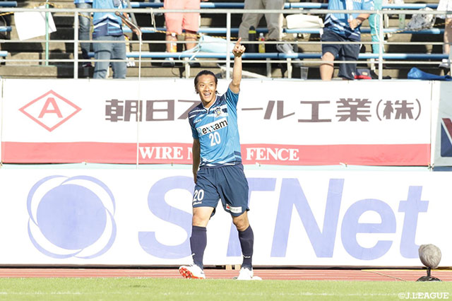 後半34分、抜け出した原 一樹が右足で冷静にループシュートを沈め、ホームの讃岐に待望の先制点が生まれる！【明治安田Ｊ２ 第37節 讃岐vs熊本】