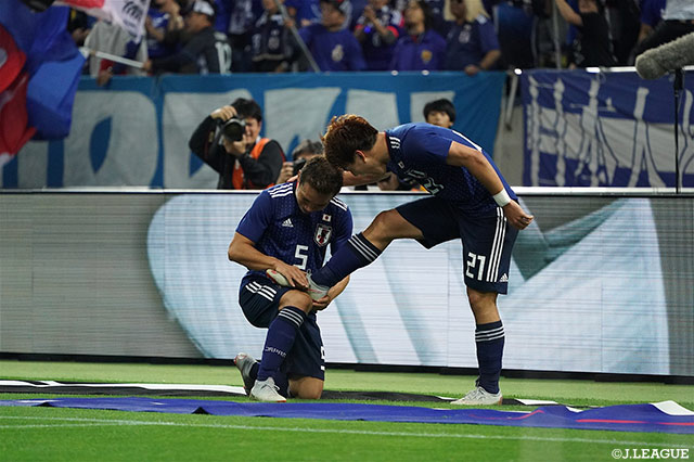 長友 佑都（左）が勝ち越し弾を奪った堂安 律（右）のスパイクを靴磨きするパフォーマンスを披露【国際親善試合 日本vsウルグアイ】