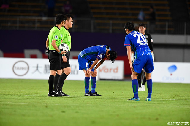 土壇場で失点を許し、敗れた徳島。Ｊ１参入プレーオフが遠ざかる敗戦に選手たちは肩を落とした【明治安田Ｊ２ 第35節 徳島vs甲府】