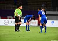 土壇場で失点を許し、敗れた徳島。Ｊ１参入プレーオフが遠ざかる敗戦に選手たちは肩を落とした【明治安田Ｊ２ 第35節 徳島vs甲府】