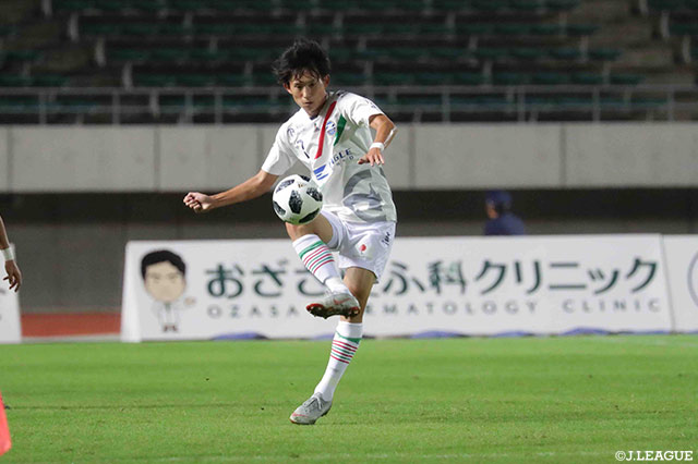 右からの低めのクロスを足下に収め、振り向きざまに右足を振り抜いて待望の先制点を獲得した杉森 考起（町田）【明治安田Ｊ２ 第26節 山口vs町田】