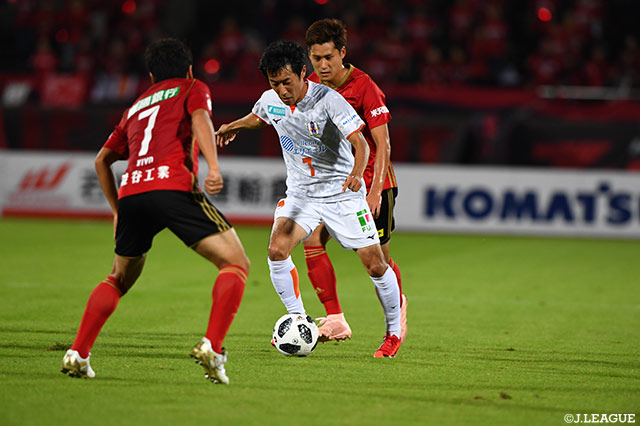 チーム内得点王の近藤 貴司（愛媛）がボールをキープする【明治安田Ｊ２ 第38節 金沢vs愛媛】