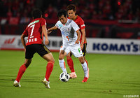 チーム内得点王の近藤 貴司(愛媛)がボールをキープする【明治安田J2 第38節 金沢vs愛媛】