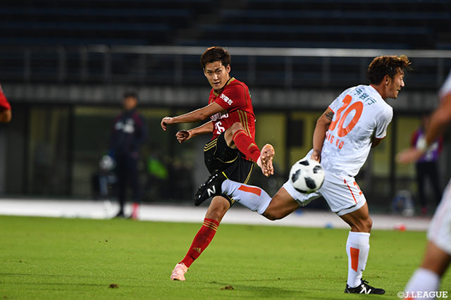 2ボランチの一角を担った藤村 慶太（金沢）がミドルシュートを放つ！【明治安田Ｊ２ 第38節 金沢vs愛媛】