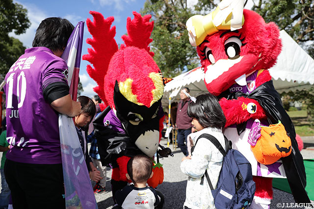 TRICK OR TREAT！コトノちゃんがキャンディーをプレゼントしていますよ【明治安田Ｊ２ 第38節 京都vs新潟】