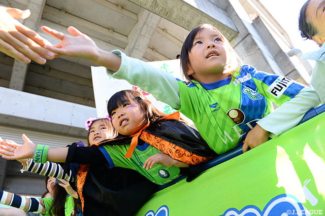 キッズサポがロッカールームに入る選手たちを送り出します！【明治安田Ｊ１ 第30節 湘南vs札幌】