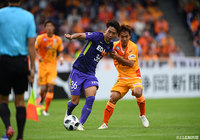 8試合ぶりに先発出場の川辺 駿（広島）。プレスを受けるもボールをキープし攻撃の糸口を探る【明治安田Ｊ１ 第30節 清水vs広島】