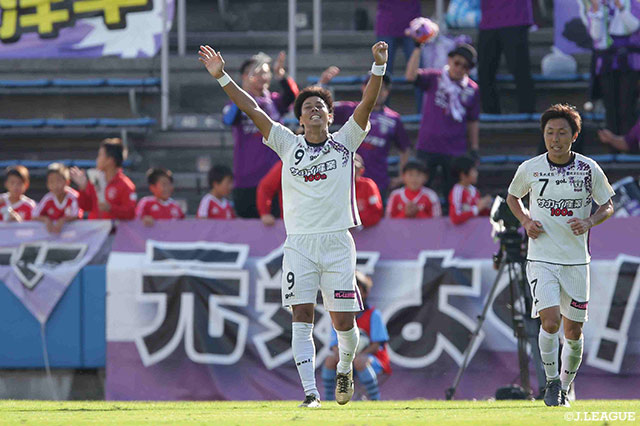 完璧な崩しから冷静に流し込み、リードを2点に広げるゴールを決めた谷口 堅三（藤枝/#9）【明治安田Ｊ３ 第28節 YS横浜vs藤枝】