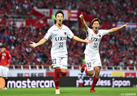 前半38分に先制弾を決めた西 大伍(鹿島/#22)と安西 幸輝(#32)が喜びを爆発させる!【明治安田J1 第30節 浦和vs鹿島】