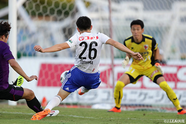 後半アディショナルタイムに戸嶋 祥郎（新潟/#26）がドリブルで上手くDFを交わし、ダメ押しとなる追加点を決めた【明治安田Ｊ２ 第38節 京都vs新潟】